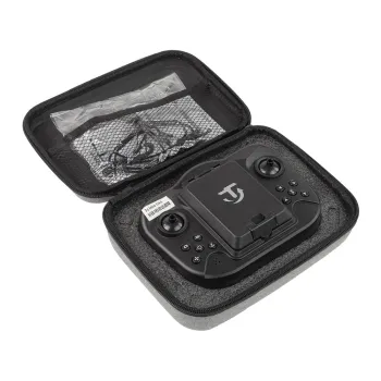 Dron czarny podczas lotu na świeżym powietrzu