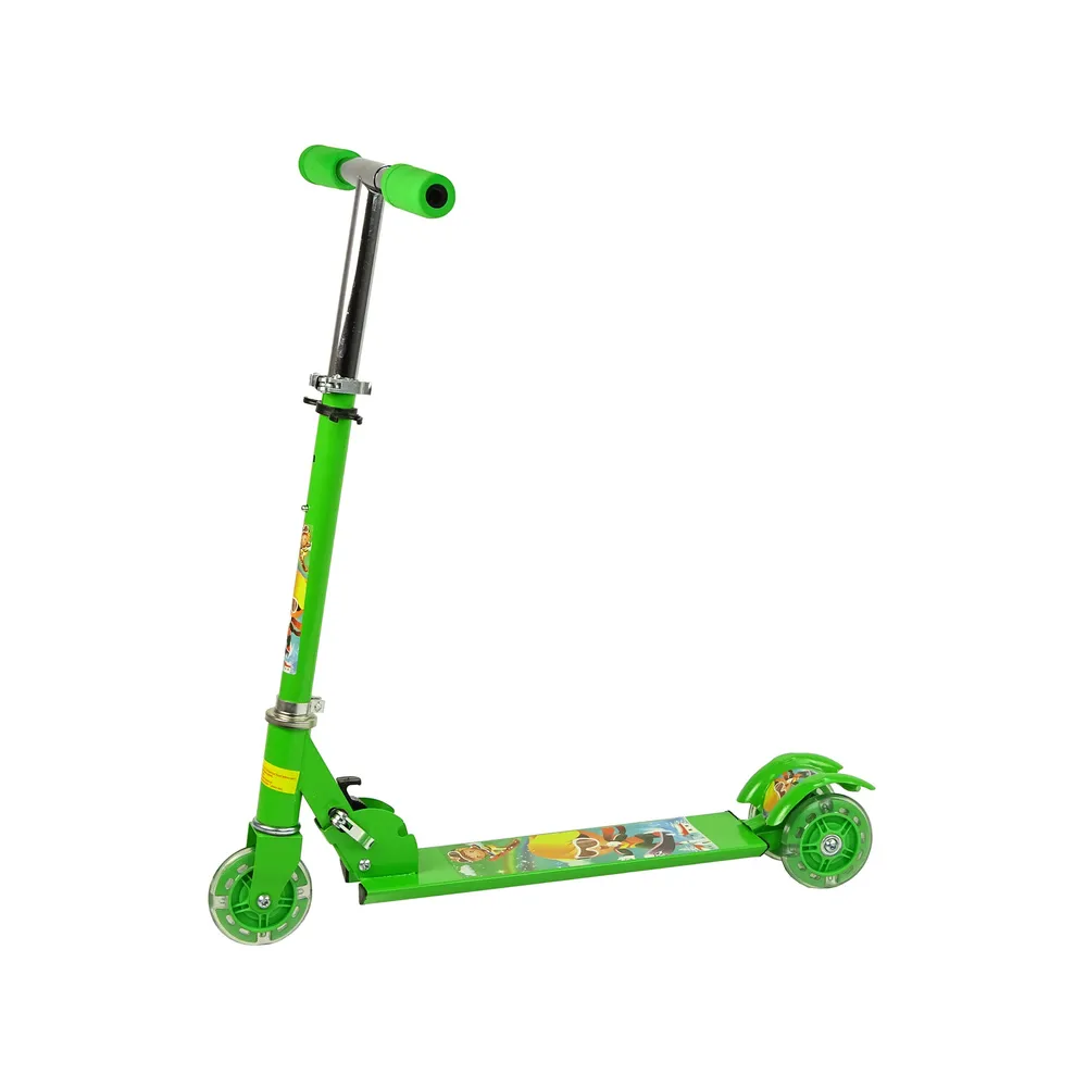 Zielona hulajnoga z trzema kołami i kolorowymi światłami dla dzieci
