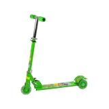Zielona hulajnoga z trzema kołami i kolorowymi światłami dla dzieci