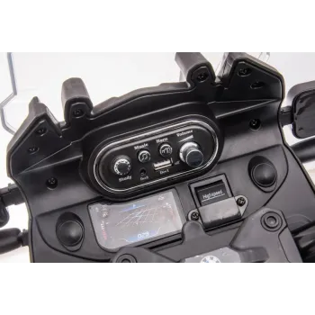 Dziecięcy motocykl na akumulator z efektownymi detalami policyjnymi