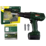 zielona wiertarka zabawkowa z wymiennymi wiertłami na białym tle