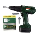 zbliżenie na realistyczną dziecięcą wiertarkę na baterie