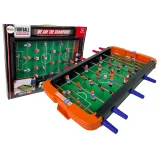 Stół piłkarski piłkarzyki w pomarańczowym kolorze na białym tle