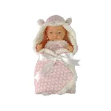 Zbliżenie lalki bobasa owiniętej miękkim różowym kocykiem