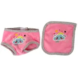 Zbliżenie na realistyczną twarz lalki bobas z zamkniętymi oczami