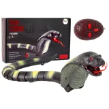 Zdalnie sterowany wąż kobra o długości 44 cm na białym tle