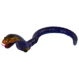 Kobra zabawka na pilota pokryta paskami czarno-białymi w ruchu