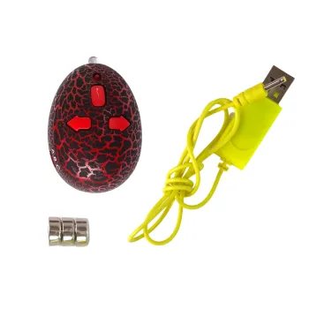 Wąż zdalnie sterowany podczas jazdy po dywanie w pokoju dziecięcym