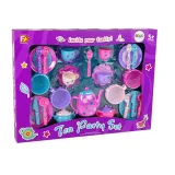 Pastelowe filiżanki i talerzyki z zestawu do herbaty dla dzieci powyżej 3 lat