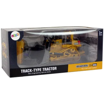 Dziecko bawi się spychaczem zdalnie sterowanym na placu budowy