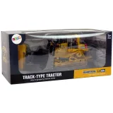 Dziecko bawi się spychaczem zdalnie sterowanym na placu budowy