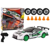 Zdalnie sterowany samochód driftujący z wymiennymi kołami na tle białym