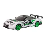 Auto wyścigowe zdalnie sterowane do driftu prezentowane z pachołkami