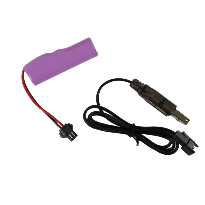 Zbliżenie modelu samochodu driftowego RC z akumulatorem i pilotem