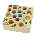 Kolorowe marchewki i magnetyczne dżdżownice do zabawy na drewnianej podstawce