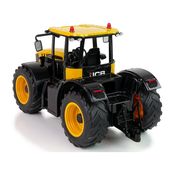 Duże koła z bieżnikiem traktora JCB RC na parkiecie