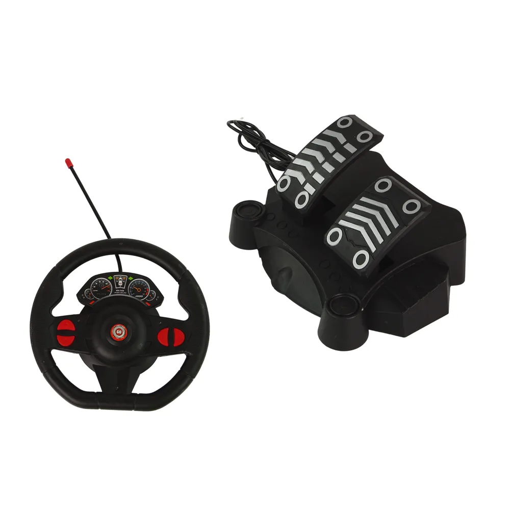 Pilot w kształcie kierownicy z podłączonymi pedałami