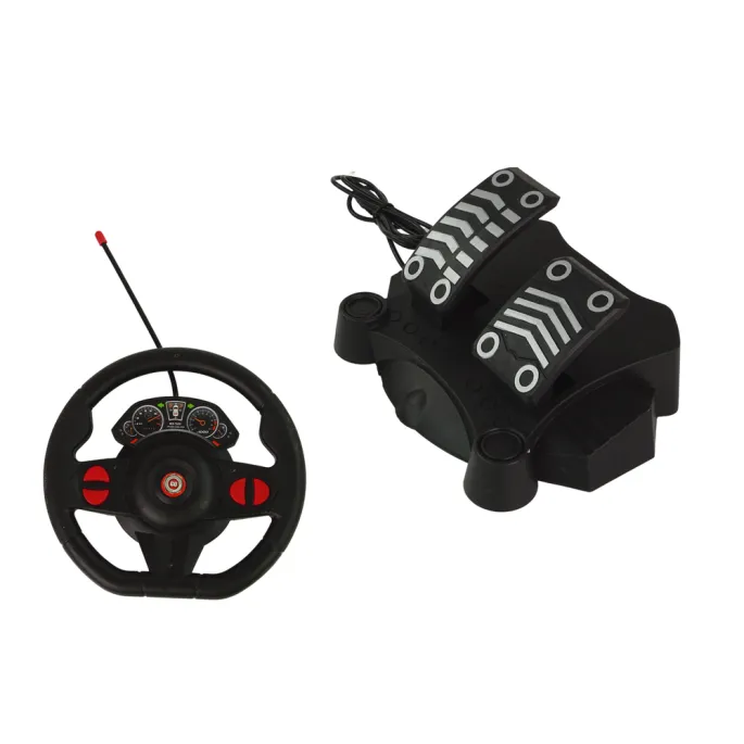 Pilot w kształcie kierownicy z podłączonymi pedałami