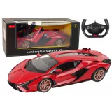 Czerwony model Lamborghini Sian FKP 37 Rastar 1:14 z pilotem w widoku z boku