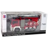 Wóz strażacki podczas zabawy z realistycznymi sygnałami