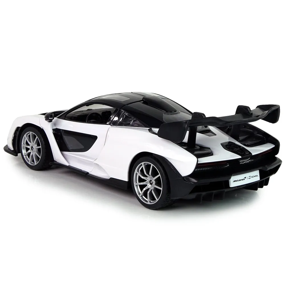 Auto R/C McLaren Senna oświetlone światłami podczas jazdy