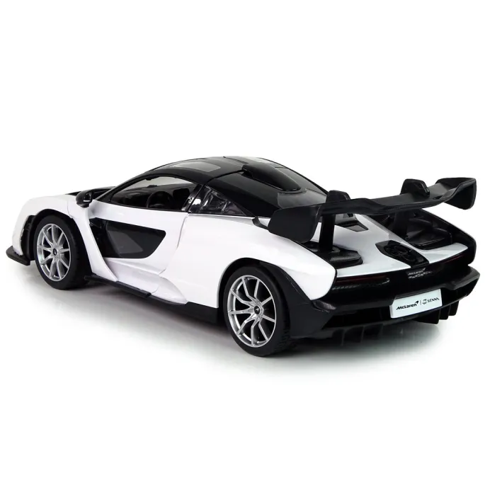 Auto R/C McLaren Senna oświetlone światłami podczas jazdy