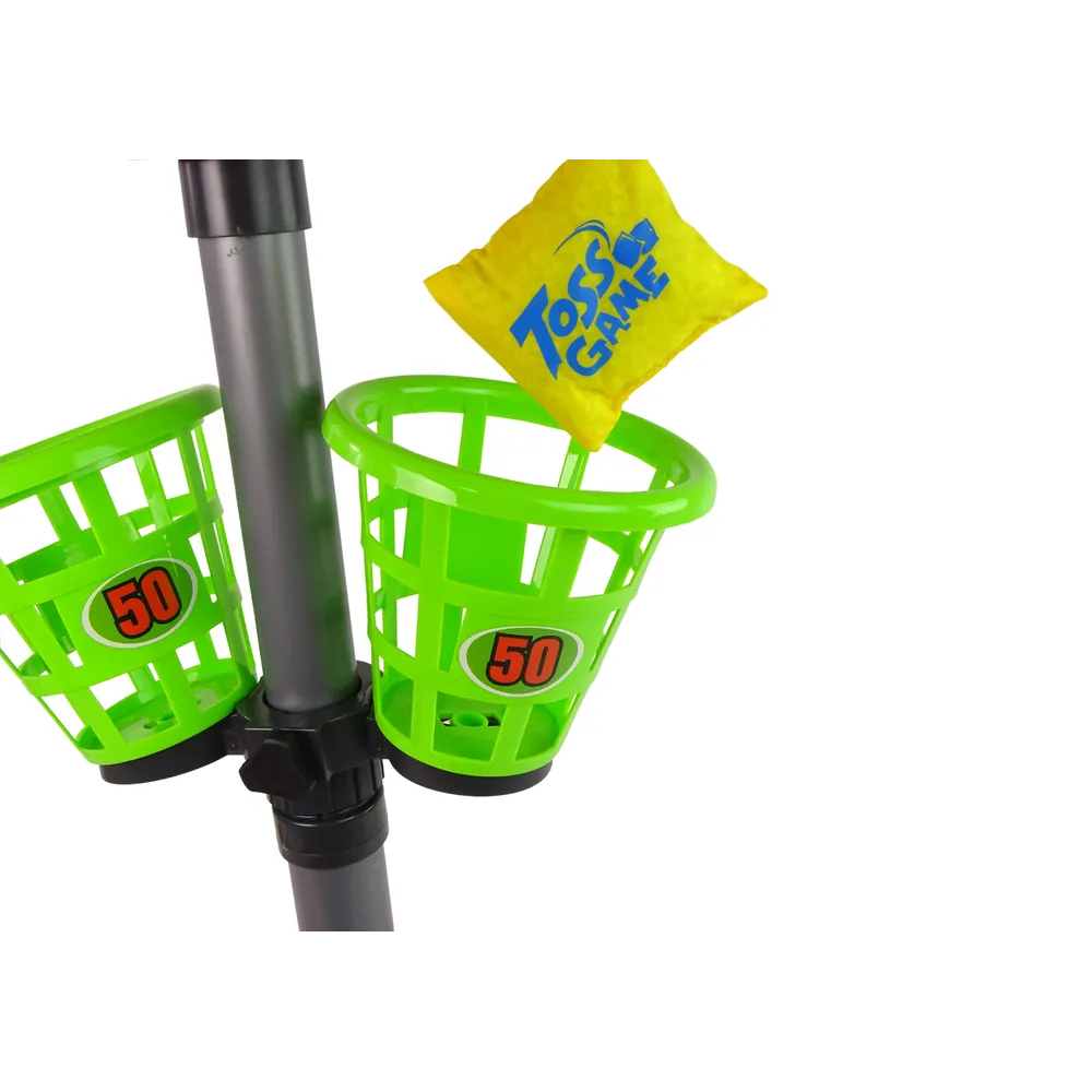 Dzieci grające w rzut woreczkami do celu – rozrywka na dworze