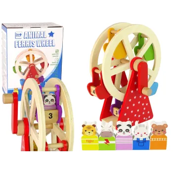 Obrotowy drewniany diabelski młyn z figurkami zwierząt na białym tle