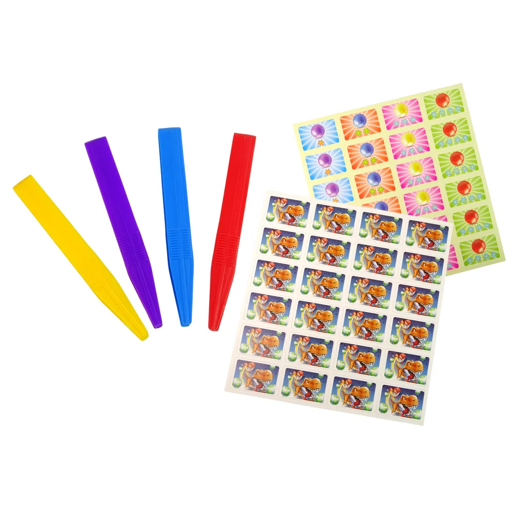 Rodzinna zabawa przy grze zręcznościowej z motywem dinozaura