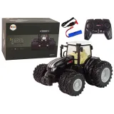 Czarny traktor zdalnie sterowany wykonany z metalu na tle białym