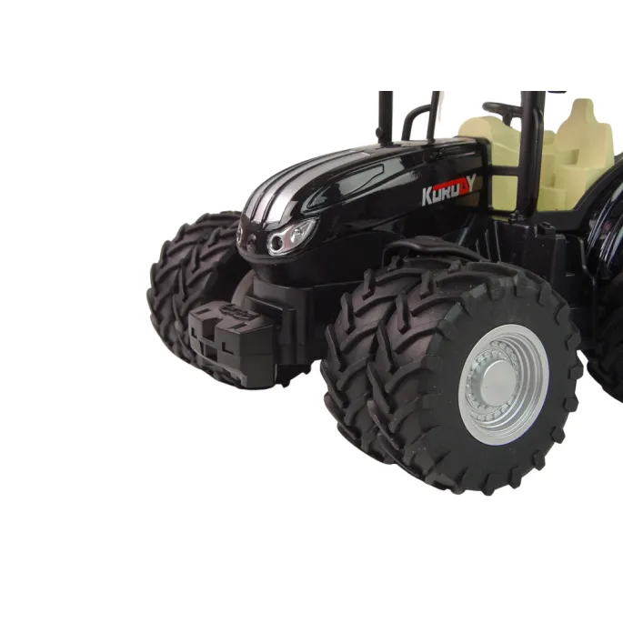 Widok boczny traktora R/C w skali 1:24 dla małych fanów rolnictwa