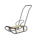 Czarne sanki metalowe z oparciem oraz pchaczem na śniegu