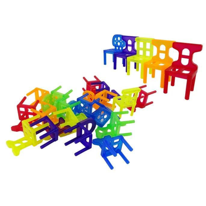 Wieża z wielokolorowych krzesełek układana na jeżdżącym autku