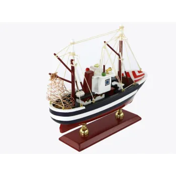 Zbliżenie na elementy kutra rybackiego z klasycznym malowaniem