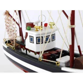 Drewniany statek kuter rybacki jako morska ozdoba wnętrz