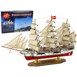 Drewniany model żaglowca Danmark z białą banderą Danii na maszcie