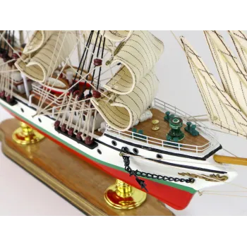 Okręt żaglowy Danmark z kolorowym kadłubem i rozpostartymi żaglami