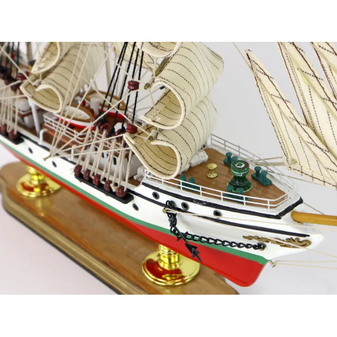 Okręt żaglowy Danmark z kolorowym kadłubem i rozpostartymi żaglami