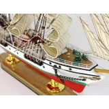 Okręt żaglowy Danmark z kolorowym kadłubem i rozpostartymi żaglami