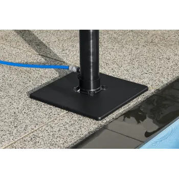 Widok całego prysznica basenowego z dużym zbiornikiem 8 litrów