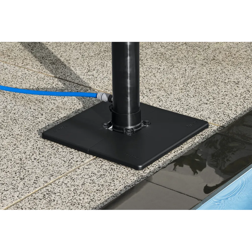 Widok całego prysznica basenowego z dużym zbiornikiem 8 litrów