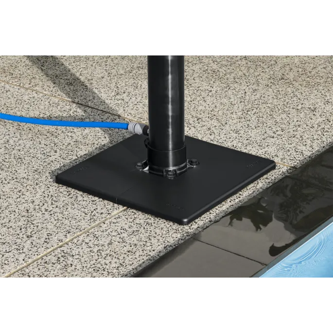 Widok całego prysznica basenowego z dużym zbiornikiem 8 litrów