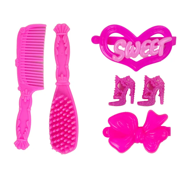 Zbliżenie na białego kucyka z długą, stylową grzywą