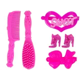 Zbliżenie na białego kucyka z długą, stylową grzywą