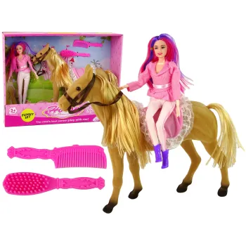 Lalka jeździec razem z brązowym kucykiem podczas zabawy