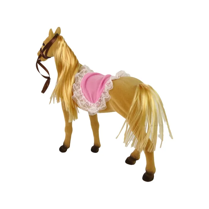 Jeździecka lalka stojąca obok konika na zabawkowej łące