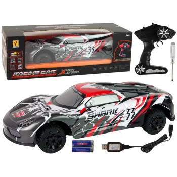 Szaro-białe auto sportowe RC w skali 1:8 na białym tle