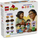 Dziecko buduje ludzika z LEGO DUPLO TOWN wykorzystując klocki z twarzami