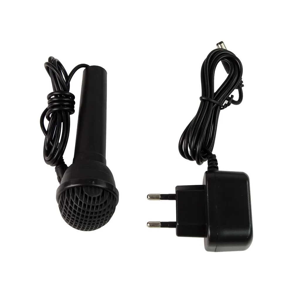 Dziecko grające na keyboardzie MQ-6110 z podłączonym mikrofonem