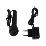 Dziecko grające na keyboardzie MQ-6110 z podłączonym mikrofonem